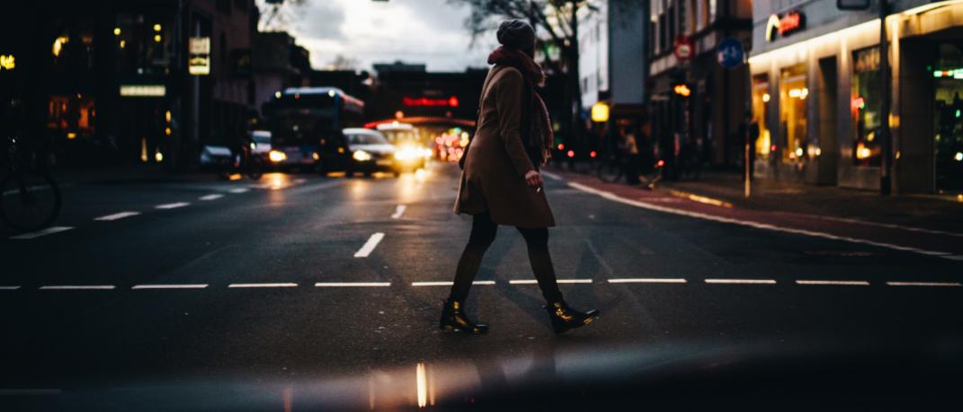 γυναίκα περπατά μόνη της στο δρόμο