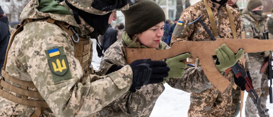 γυναίκα με όπλο στην Ουκρανία 