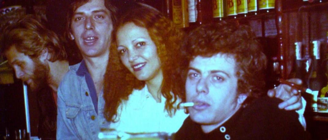 Από αριστερά: Αλέξης Γκόλφης, Ηλίας Γεωργουλέας, Χαρά Αγγελούση και Παύλος Σιδηρόπουλος στο μπαρ Σφίγγα. 1975