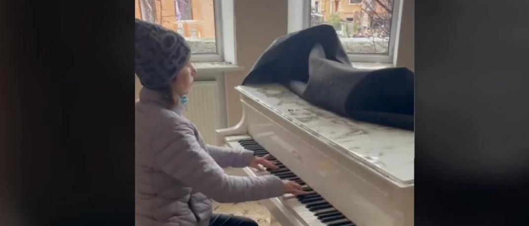 Ουκρανή παίζει πιάνο στο βομβαρδισμένο σπίτι της