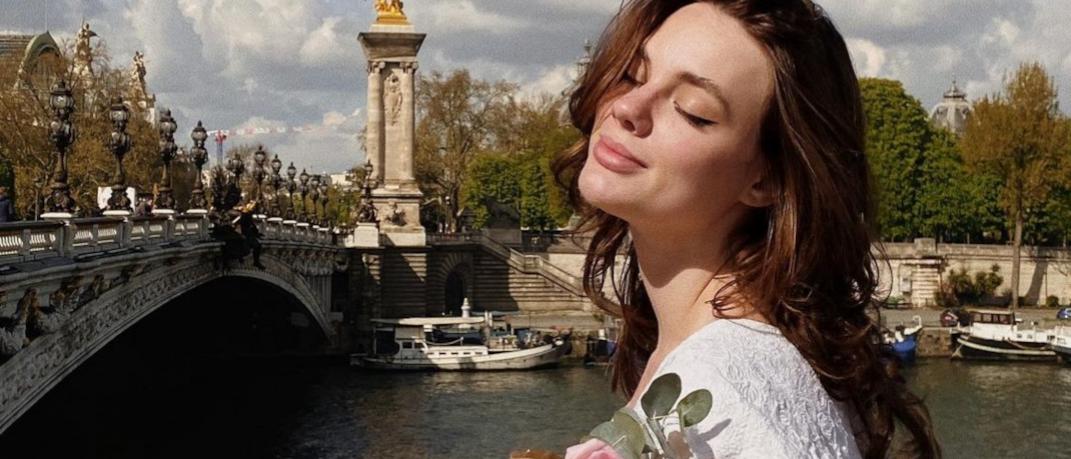 γυναίκα στο Παρίσι με λουλούδια