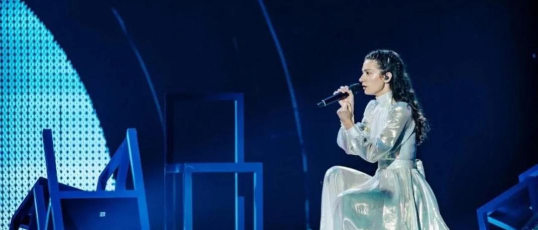 Η Αμάντα Γεωργιάδη στη σκηνή της Eurovision με φόρεμα Celia Kritharioti