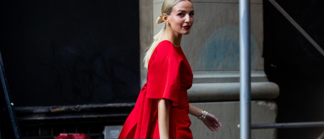 γυναίκα με κόκκινο φόρεμα