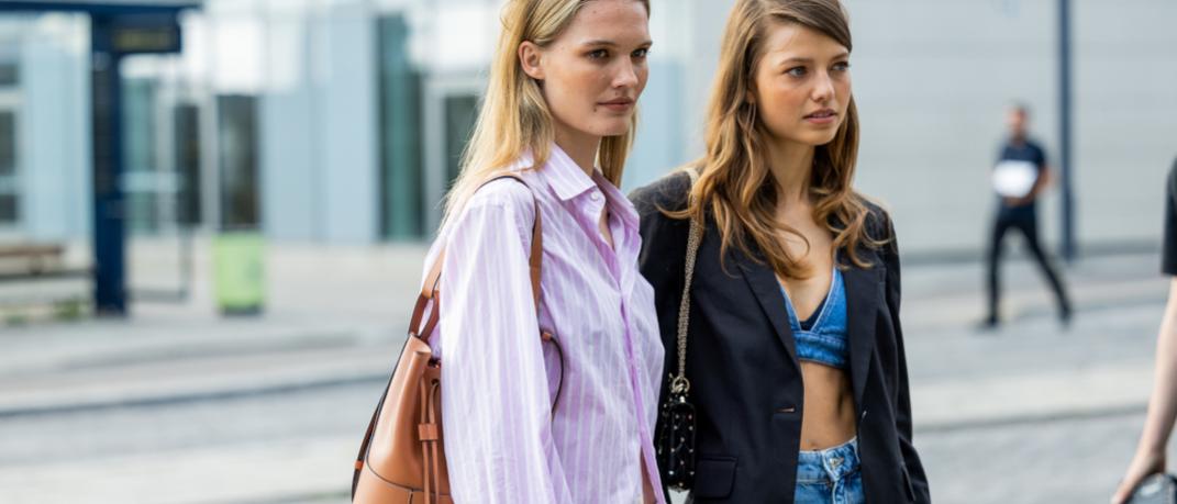 γυναίκες στην Εβδομάδα Μόδα Μόδας της Κοπεγχάγης με πουκάμισα