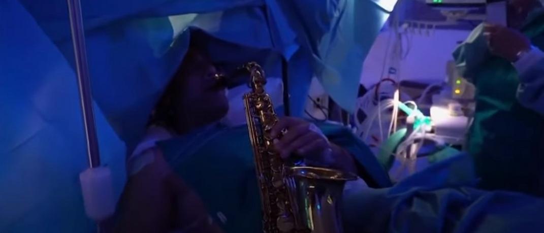 Φωτογραφία: YouTube: Patient Plays Saxophone During Brain Surgery