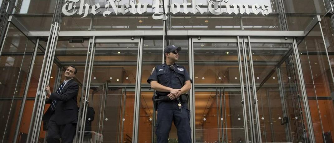 Αστυνομικός έξω από τα γραφεία των New York Times / Φωτογραφία αρχείου: AP Photo / Mary Altaffer