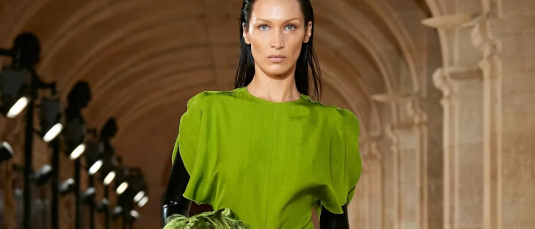 γυναίκα με πράσινο φόρεμα