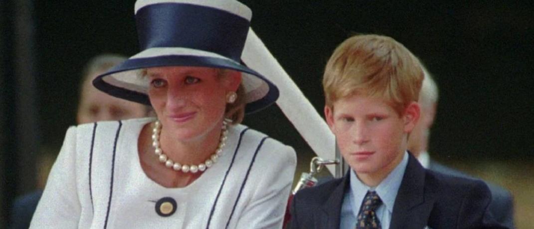Ο πρίγκιπας Χάρι με τη μητέρα του, Νταϊάνα / Φωτογραφία: AP Photo/Alastair Grant