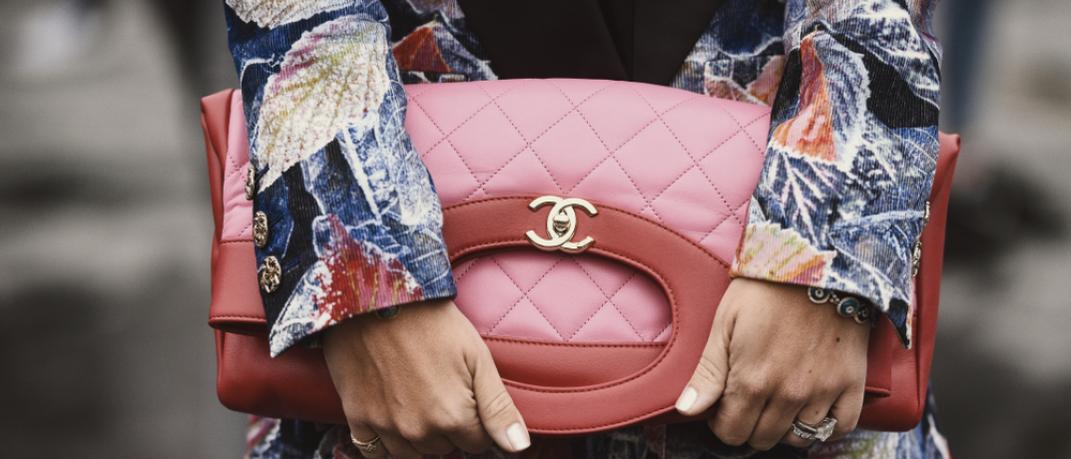 Street style, nails, Chanel bag