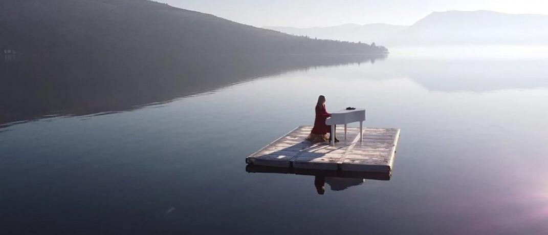 Μοναδικό θέαμα στην Καστοριά: Επαιξε πιάνο στη μέση της λίμνης
