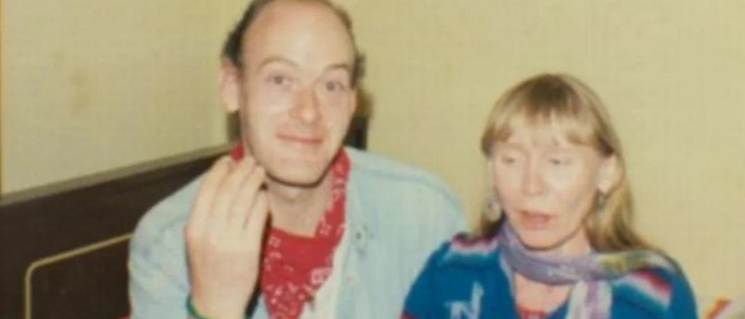 H Ντέλια Μπάλμερ με τον Τζον Σουίνι, που αργότερα αποδείχθηκε ότι ήταν ένας serial killer