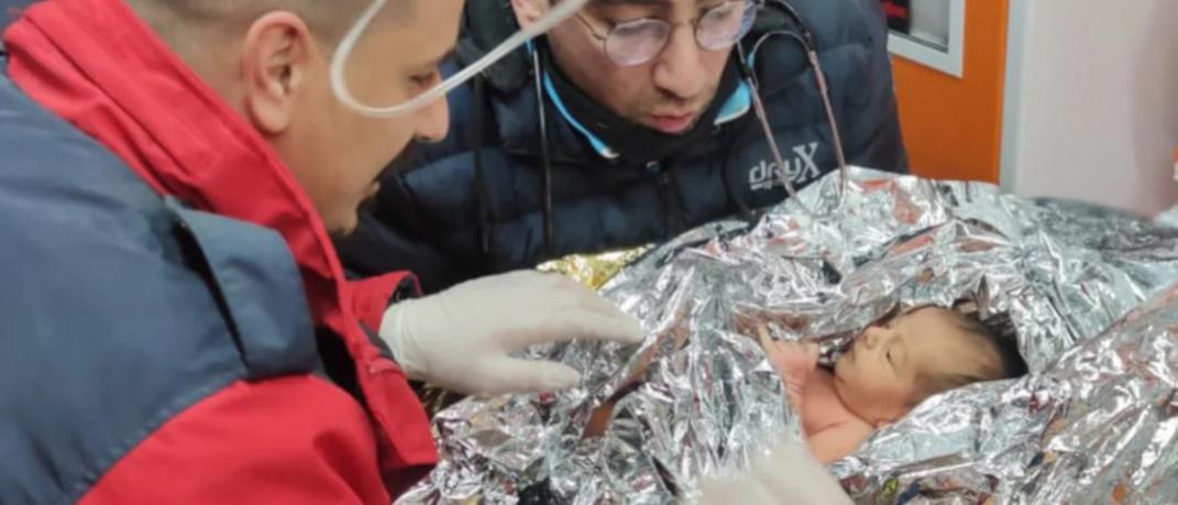 Το μωρό στην αγκαλιά των διασωστών που το ανέσυραν από τα ερείπια κτιρίου στην Τουρκία 