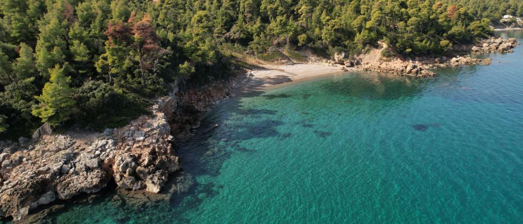 Η εκπληκτική παραλία των Ελληνικών με το νησάκι του Αγίου Νικολάου