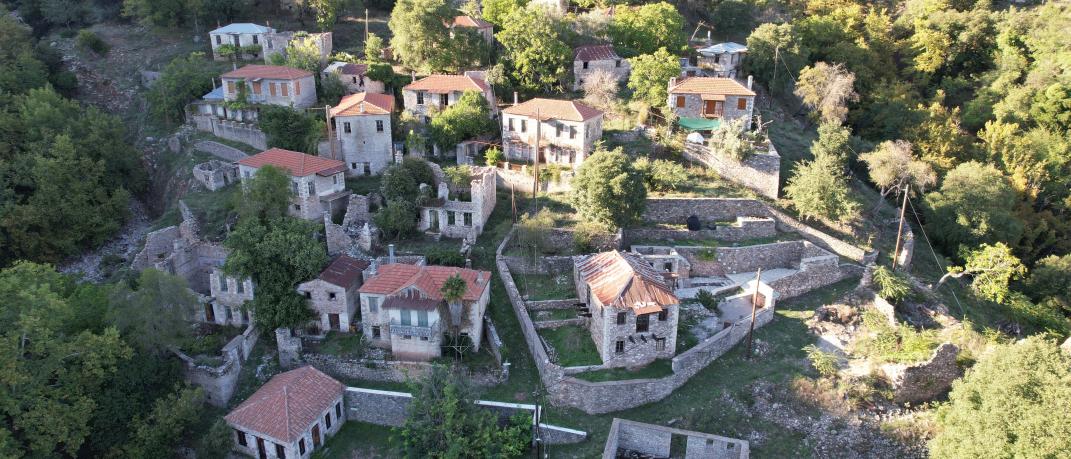Παλαιά Βίνιανη, το ιστορικό χωριό των Αγράφων που αναπαύεται στα απομεινάρια του παρελθόντος