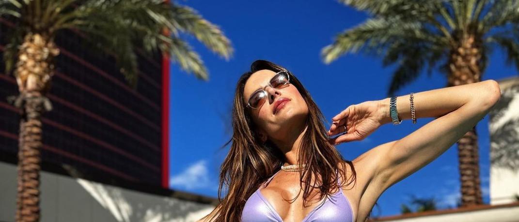 Η Αλεσάντρα Αμπαρόσιο με μοβ μπικίνι ποζάρει στην πισίνα