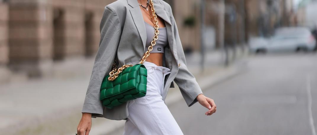 στιλάτη γυναίκα με τσάντα Bottega Veneta