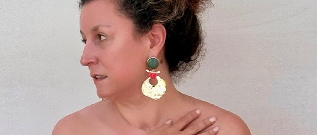 Η Κατερίνα Βρανά ποζάρει με τα κοσμήματά της 
