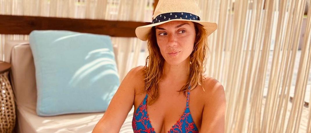 H Βάσω Λασκαράκη σε Spa Resort, ποζάρει με μπλε μπικίνι και ψάθινο καπέλο