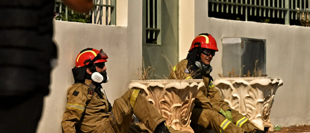 Η συγκλονιστική εικόνα με τους εξουθενωμένους πυροσβέστες