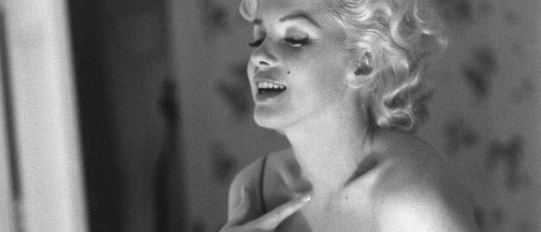 Marilyn Monroe applying Chanel N°5 at the Ambassador Hotel