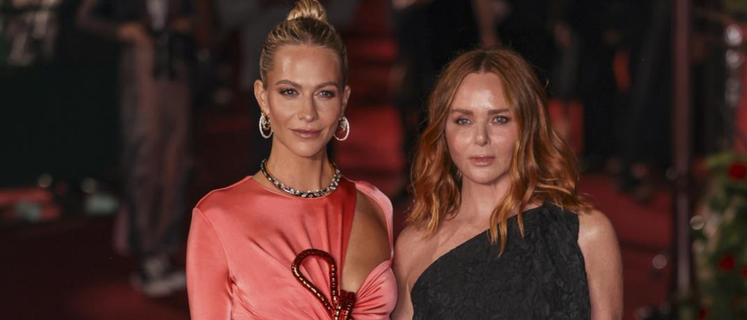 Η Πόπι Ντελεβίν με την Stella McCartney