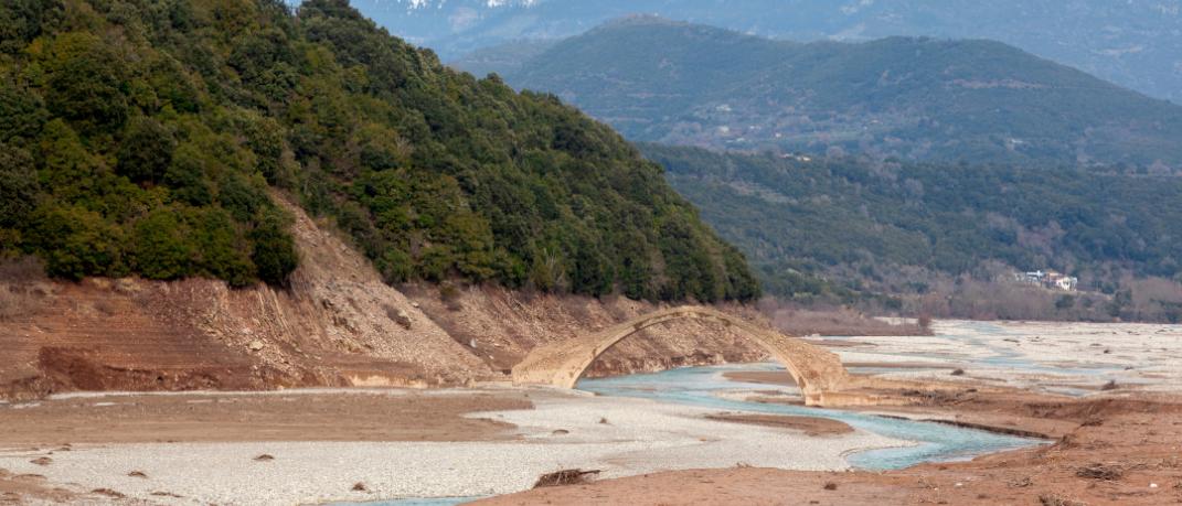 Το γεφύρι του Μανώλη βρίσκεται σε απόσταση 50χλμ από το Καρπενήσι