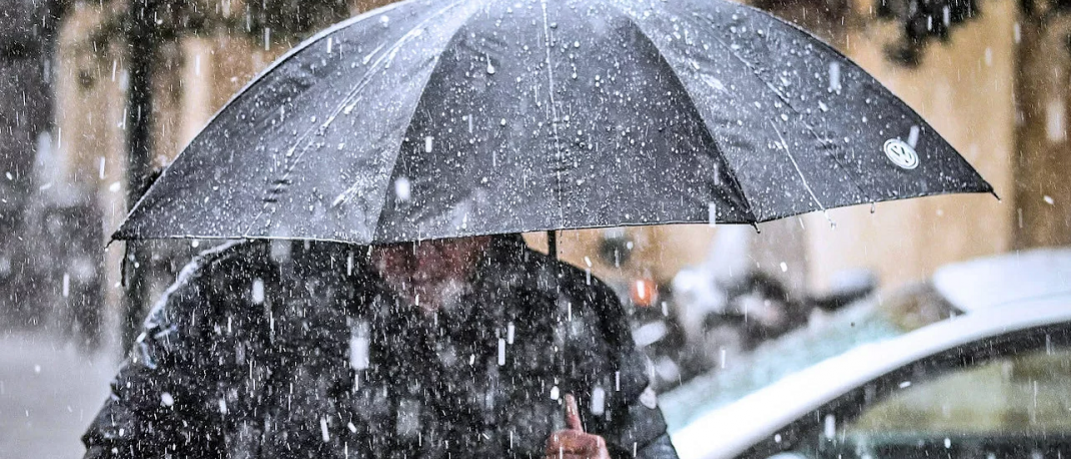 Άνδρας με ομπρέλα / Φωτογραφία: EUROKINISSI/ΤΑΤΙΑΝΑ ΜΠΟΛΑΡΗ