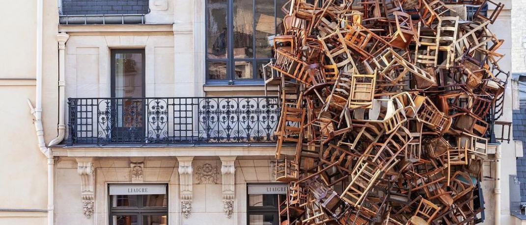 Γιατί ένας πύργος από ξύλινες καρέκλες έχει γεμίσει την πρόσοψη ενός παριζιάνικου αρχοντικού