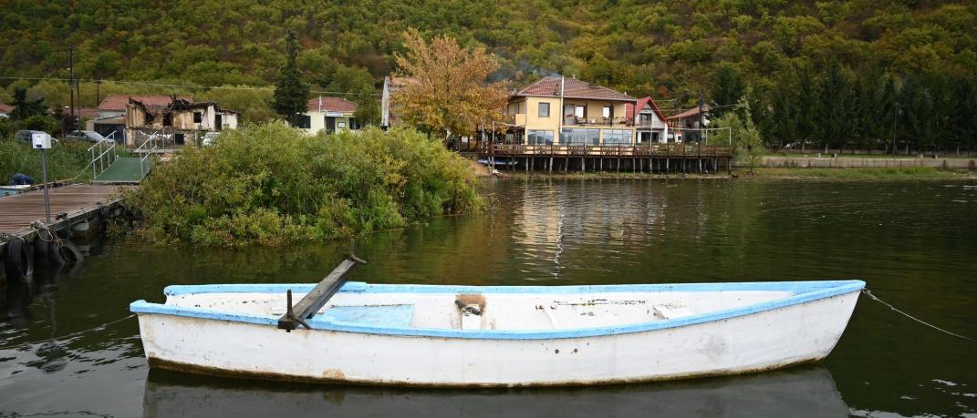 Ανακαλύψτε την απόλυτη γαλήνη και ηρεμία σε ένα άγνωστο - παραλίμνιο χωριό της Ελλάδας