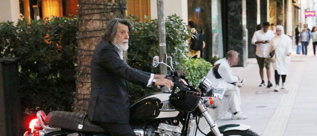 Τάσος Ζέππος: Easy rider στο κέντρο της Αθήνας με κομψό κοστούμι [εικόνες]