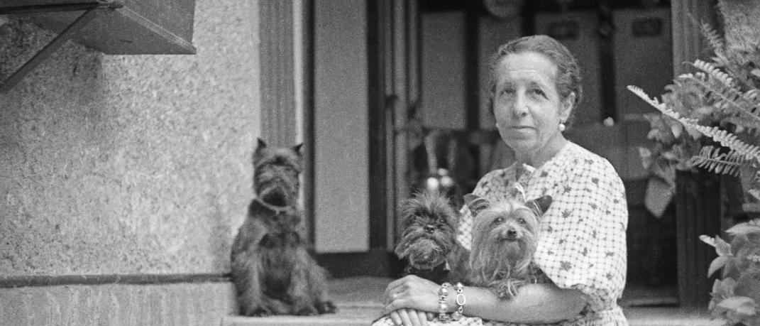 H Madame D’Ora με τα σκυλιά της. 