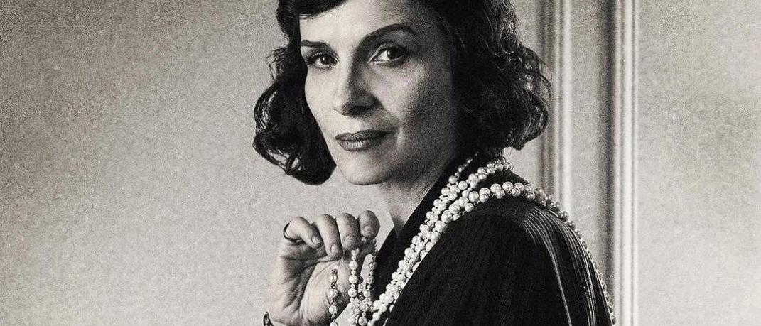 Οι πρώτες φωτό από τη σειρά για την θρυλική διαμάχη Coco Chanel με Christian Dior 
