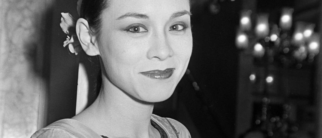 Ποια ήταν η Tina Chow και πώς αυτό το στιλ εξακολουθεί να διαμορφώνει τη σκηνή της μόδας