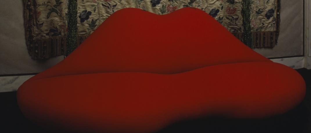 Lips sofa: Ο περίφημος καναπές του Νταλί που θεωρείται pop icon του design
