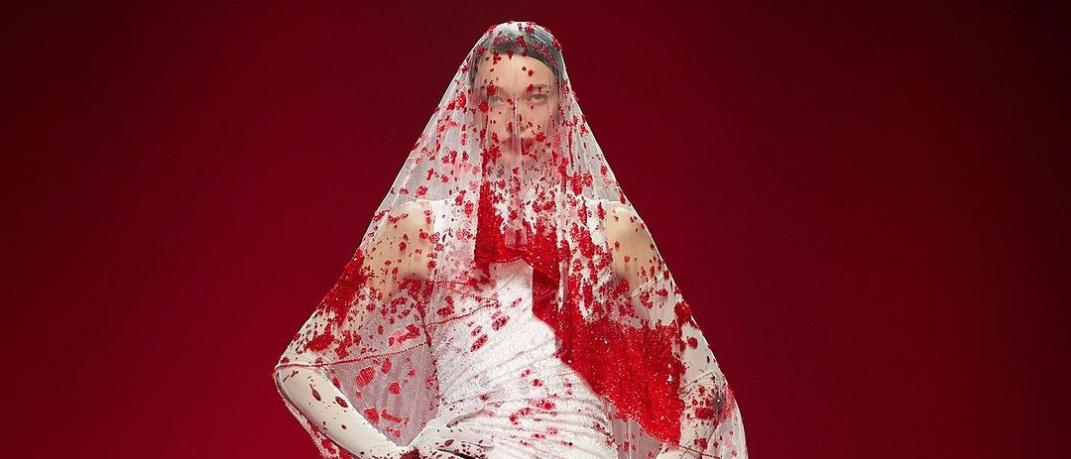  Robert Wun’s Bleeding Love:  Το αιματοβαμμένο νυφικό υψηλής ραπτικής που έγινε viral