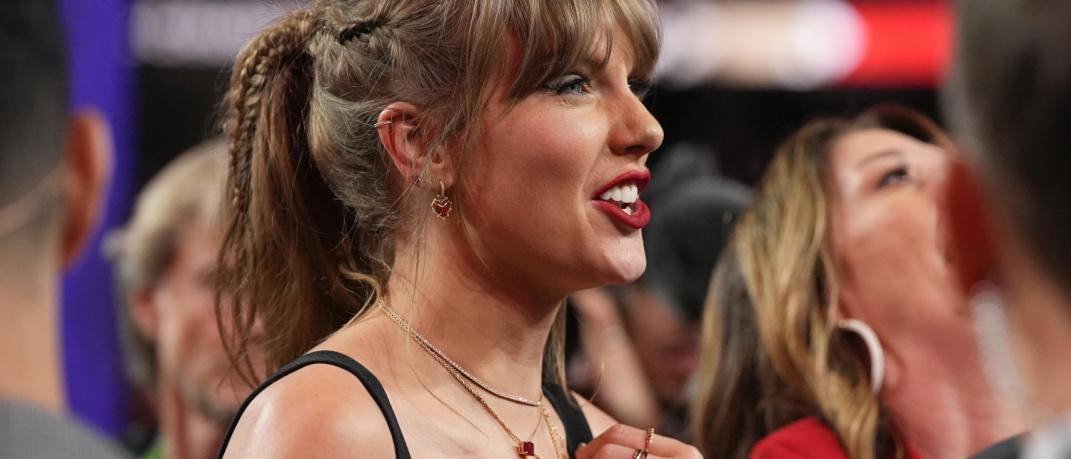 Πώς να πετύχετε το κόκκινο χρώμα της Taylor Swift στα χείλη