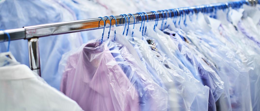 Ένας ειδικός στα υφάσματα εξηγεί ποια ρούχα χρειάζονται πραγματικά καθαριστήριο