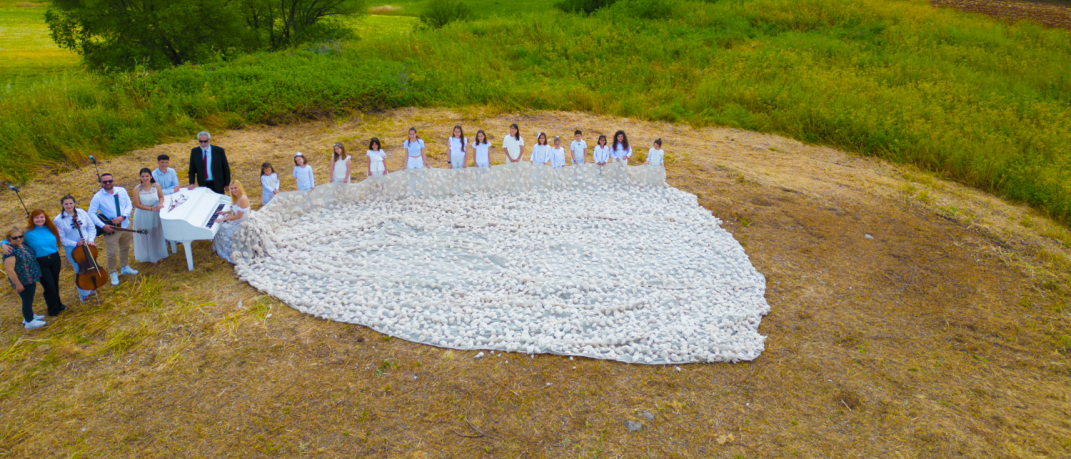 Έλενα Ξυδιά: Η «ιπτάμενη πιανίστα» προωθεί Μόδα και Φύση στις Λίμνες Ζερέλια 