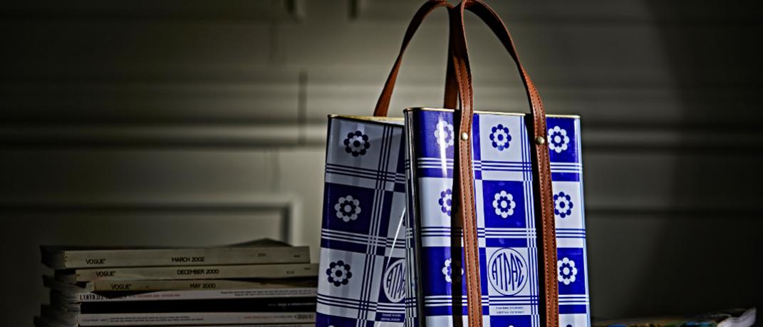 Η τσάντα-τενεκές ξεπουλάει στη Μύκονο -Ενα σχεδιαστικό δίδυμο έχει φαντασία | 0 bovary.gr