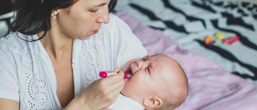 Μητέρα δίνει φάρμακο στο μωρό, Φωτογραφία: Shutterstock/By Olga Alper