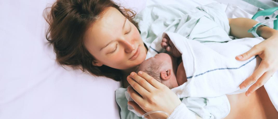 Μητέρα κρατάει το νεογέννητο μωρό της, Φωτογραφία: Shutterstock/By Natalia Deriabina