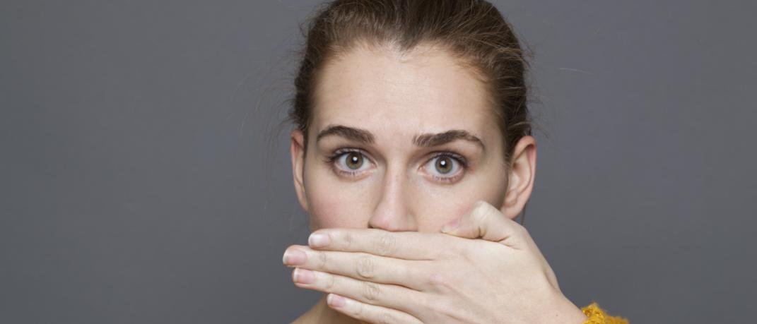 Μια γυναίκα έχει δυσάρεστη αναπνοή, Φωτογραφία: Shutterstock/By STUDIO GRAND OUEST