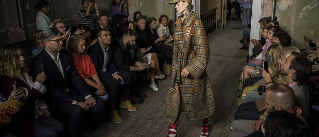 Burberry SS 2018: Η επιστροφή του εμβληματικού καρό στην Εβδομάδα Μόδας του Λονδίνου | 0 bovary.gr