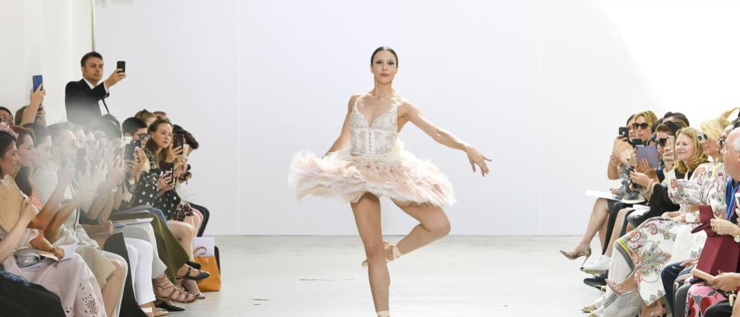Πουέντ και τούτου στο μαγευτικό show της Σίλιας Κριθαριώτη στο Παρίσι -Υψηλή ραπτική και κλασικός χορός | 0 bovary.gr