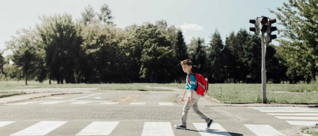 Ενα παιδί διασχίζει το δρόμο, Φωτογραφία: Shutterstock/By Newman Studio