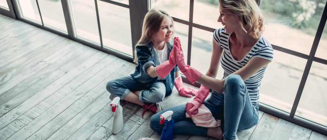 Μια μητέρα καθαρίζει με την κόρη της, Φωτογραφία: Shutterstock/By 4 PM production