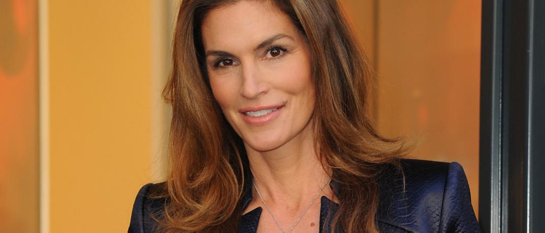 Μέσα στην επική ντουλάπα της Cindy Crawford -Το διάσημο σορτσάκι και η ιστορία πίσω από το νυφικό της | 0 bovary.gr