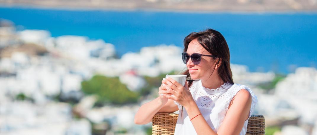 Μια γυναίκα πίνει καφέ σε ένα νησί, Φωτογραφία: Shutterstock/By TravnikovStudio