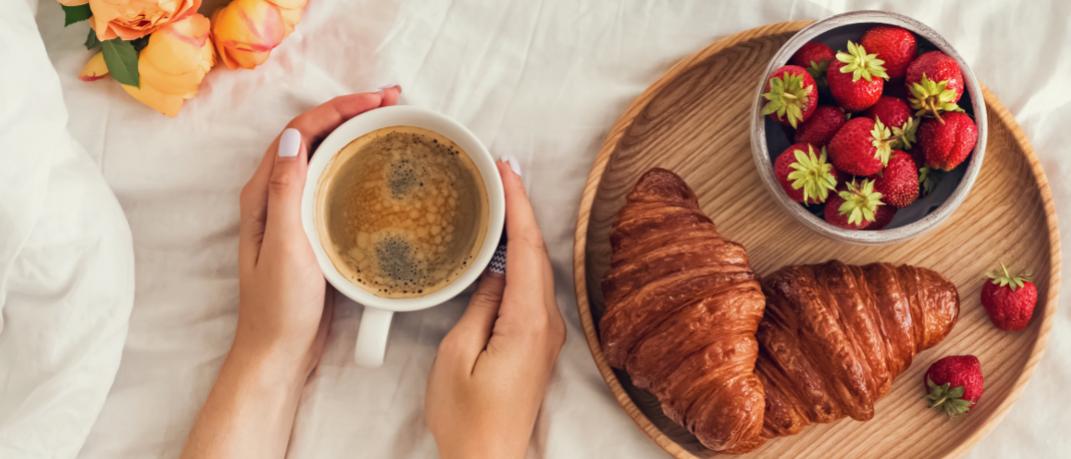 Πρωινό με καφέ, κρουασάν και φράουλες, Φωτογραφία: Shutterstock/By Chiociolla
