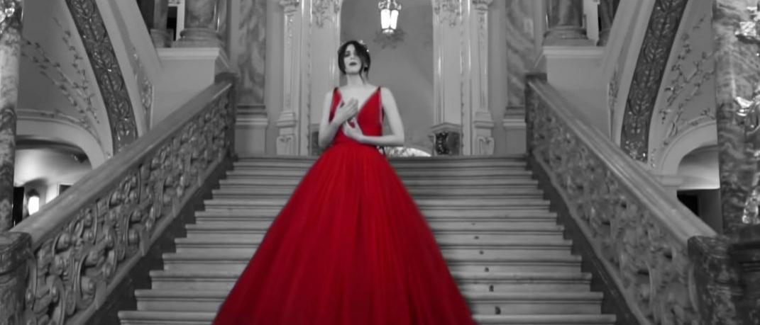 Το φόρεμα της Demy στο τραγούδι της Εurovision το έχουμε δει και... σε Ελληνίδα παρουσιάστρια [εικόνες] | 0 bovary.gr